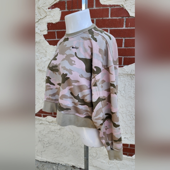 Small fit MEDIUM ?? women NIKE cropped sweatshirt camo pink - Picture 6 of 16